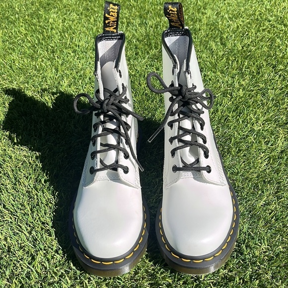 NWT DR MARTENS 1460 Smooth Leather Lace Up Boots! - Picture 16 of 16